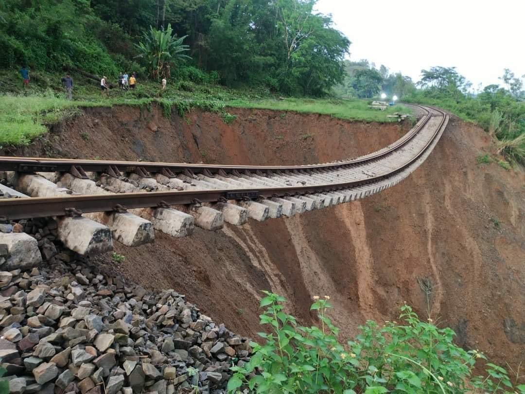 ToraAgarwala's tweet image. Continuous rains wreak havoc in parts of Assam. In the hill district of Dima Hasao, main road links disrupted, stationery train coaches derailed, multiple landslides reported. (Images courtesy NF railways) @IndianExpress