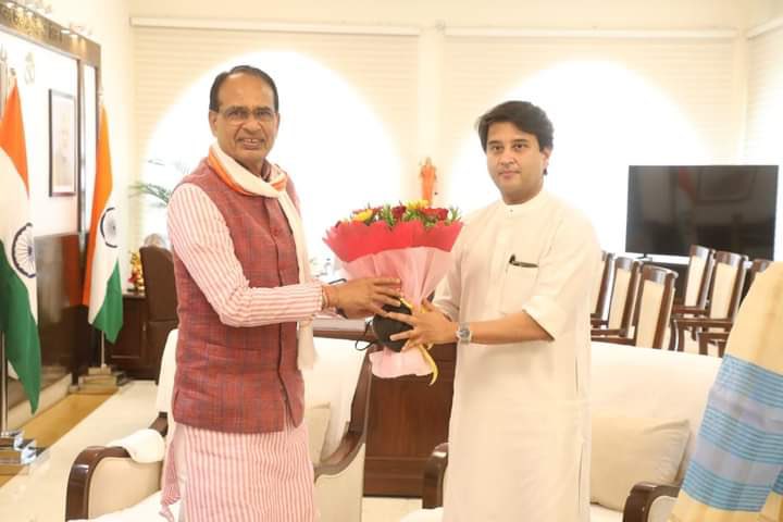 मध्य प्रदेश के मुख्यमंत्री श्री <a href="/ChouhanShivraj/">Shivraj Singh Chouhan</a> जी से आज भोपाल में सौजन्य भेंट की। यशस्वी प्रधानमंत्री श्री नरेंद्र मोदी जी के दूरदर्शी नेतृत्व में प्रदेश के विकास की राह पर हम कंधे से कंधा मिलाकर अग्रसर हैं|