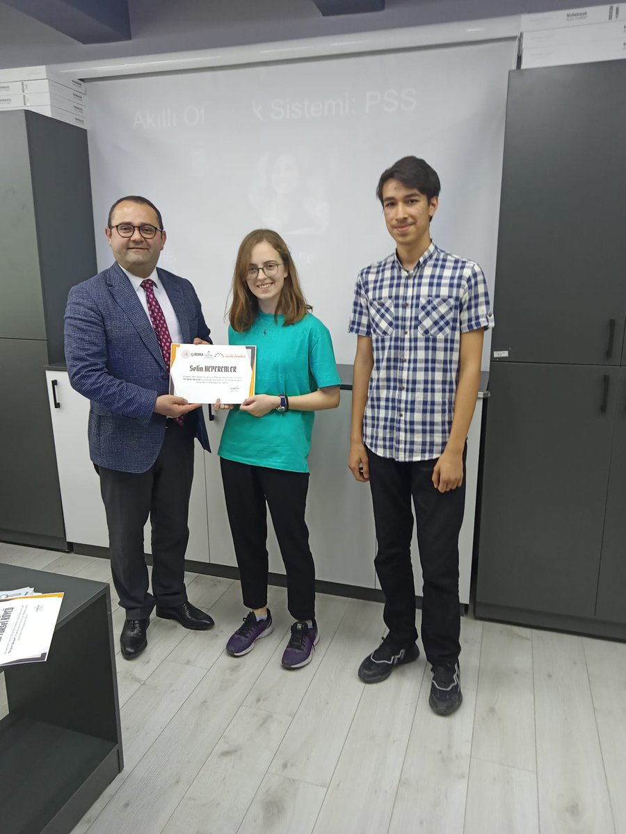 Girişken Gençler İş Fikri Sunum Yarışmasında okulumuzu temsil eden Selin Heperenler ve Furkan Yüksel Köycü "Akıllı Ulaşım Sistemleri" konulu sunumlarıyla finale kalmışlardır. Katılım belgeleri Kosgep İl Müdürü Tarık YILMAZ tarafından takdim edilmiştir.