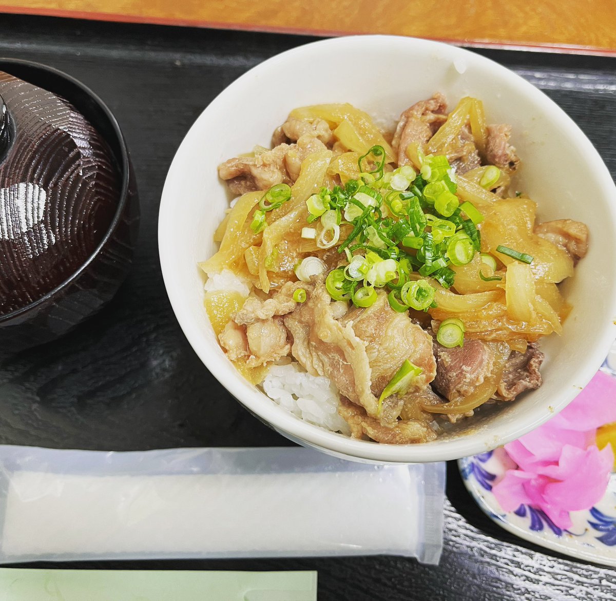 teru0513's tweet photo. 今日は朝から静岡県の伊豆市まで行って、そこから神戸まで移動。
お昼は珍しい猪丼🐗

#静岡県 #伊豆市 #富士見山荘 #猪 #しし丼 #ランチ #静岡グルメ #伊豆グルメ #ジビエ #出張 #湯ヶ島 #湯ヶ島温泉 https://t.co/HGpYoIFPOt