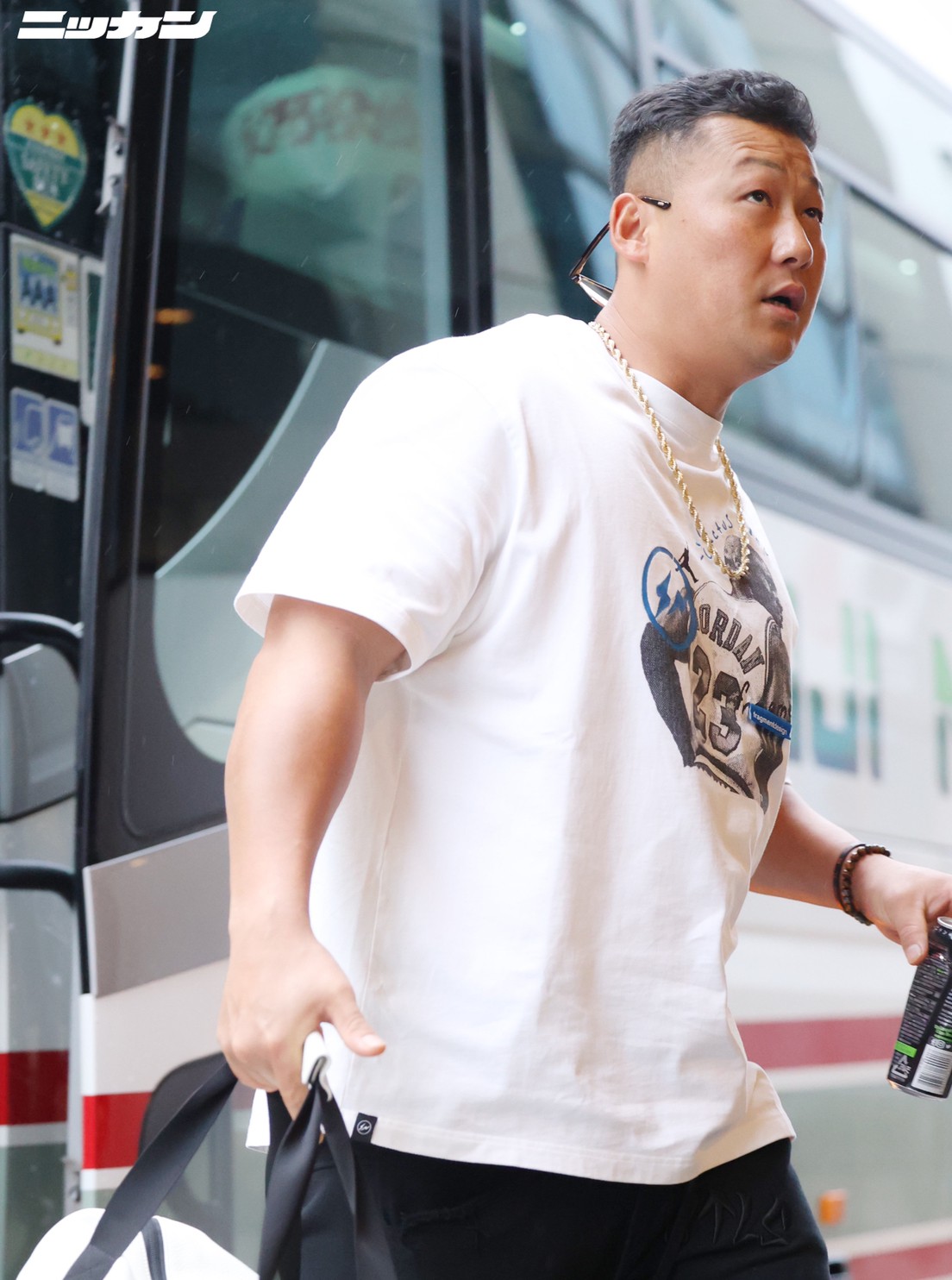 日刊スポーツ 巨人担当 ｇコレ 明日は宇都宮で広島戦です バス移動のため 珍しく私服の ｇコレ 開催です 年世代の２人 小林誠司 中田翔 白コーデ 白シャツ 巨人 T Co Ervnepdv56 Twitter