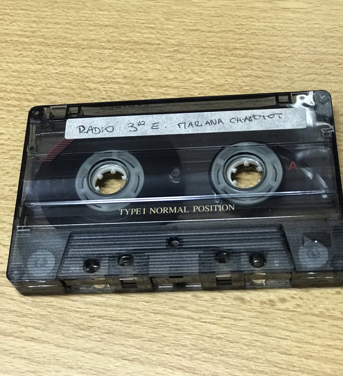 MariChapotot's tweet photo. Que lindo encontrarse con esto. Nuevas generaciones: no lo entenderían.
Se me piantó un lagrimón 😅
#DeporTea
#Radio
#Cassette https://t.co/JWgo0hrYex