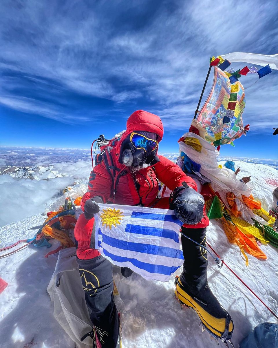 🇺🇾👏 ¡URUGUAY PA' TODO EL MUNDO! La foto de Vanessa Estol con la bandera en la cima del Monte Everest tras convertirse en la primera uruguaya en llegar a los 8.848 metros de la cima del mundo. ¡Enorme!
📷 IG / VanessaEstol