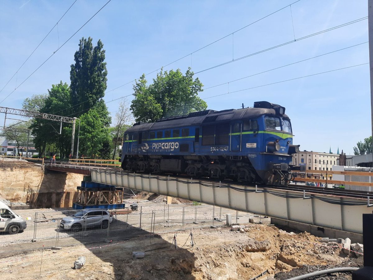 PKP_PLK_SA's tweet photo. #śląskie, #Mikołów - tymczasowa konstrukcja wiaduktu kolejowego przeszła próby obciążeniowe. W kolejnych fazach robót, wykonawca zbuduje przyczółki pod konstrukcję nowego obiektu. Efektem prac będą sprawniejsze przejazdy pociągów i lepsza komunikacja drogowa w centrum miasta https://t.co/Ix6NjGSnlZ