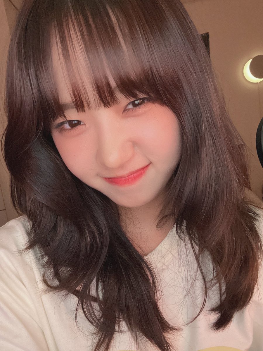 키링 잘자! 어제 브이라이브 하구
찍은 셀피 두고 갑니두~~ 굿나잇🥰