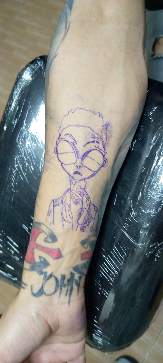 CoolMan49513678's tweet photo. Finally got my @alienplanetnft inked 🤝👽
-Art is fire
-Community is sick
-Bullish on team and business behind the project
-Excited about the partnerships built pre-mint
-Minting and holding for ever
#tattoo #inked #thealienplanet #iamalien https://t.co/2WlRlZ7sZd