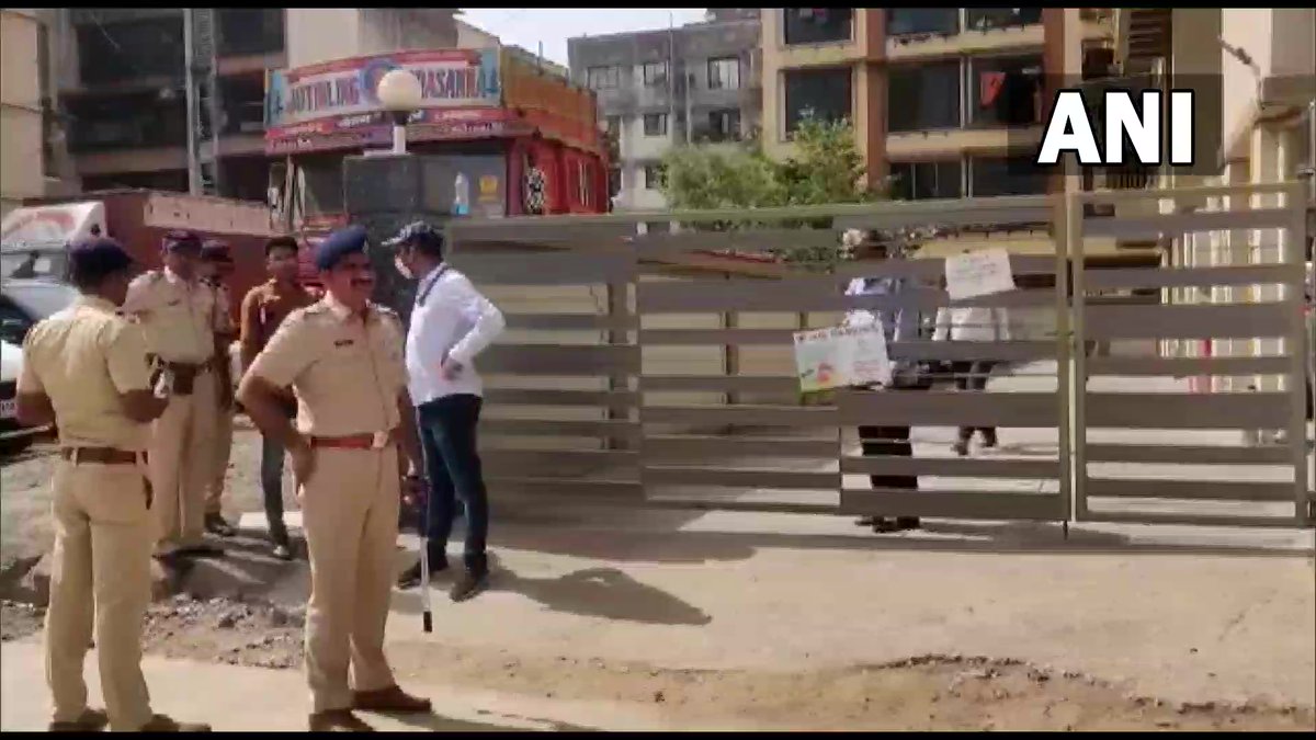ANI's tweet photo. Maharashtra |Thane Crime Branch team reaches residence of Marathi actress Ketaki Chitale in Kalamboli, Navi Mumbai. Her laptop, computer hard disk &amp; other electronic evidence seized

She was arrested y'day for allegedly sharing derogatory post on FB against NCP chief Sharad Pawar https://t.co/Rbo7iAfVnm