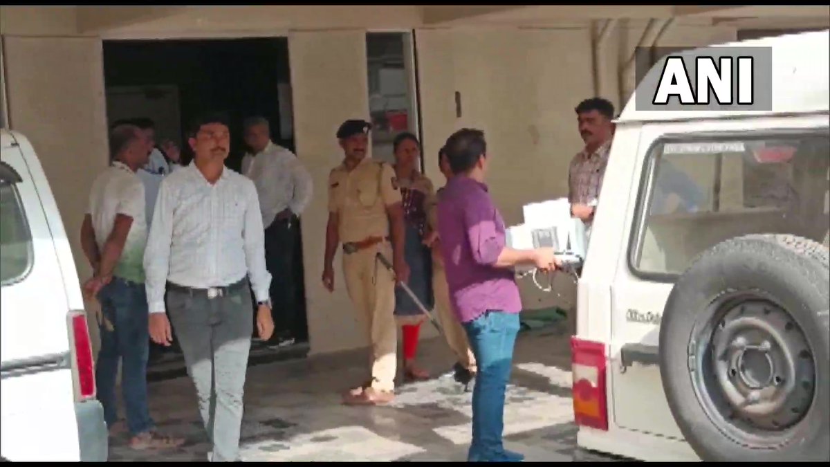 ANI's tweet photo. Maharashtra |Thane Crime Branch team reaches residence of Marathi actress Ketaki Chitale in Kalamboli, Navi Mumbai. Her laptop, computer hard disk &amp; other electronic evidence seized

She was arrested y'day for allegedly sharing derogatory post on FB against NCP chief Sharad Pawar https://t.co/Rbo7iAfVnm