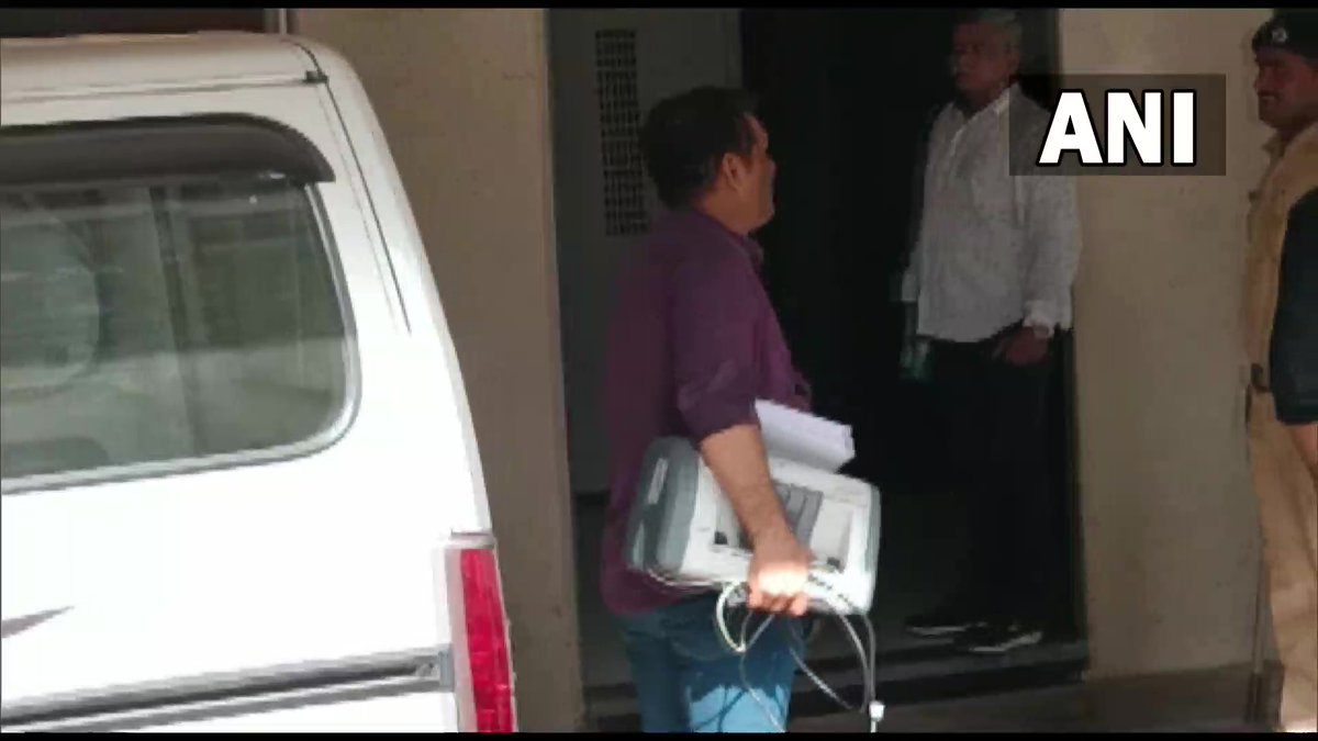ANI's tweet photo. Maharashtra |Thane Crime Branch team reaches residence of Marathi actress Ketaki Chitale in Kalamboli, Navi Mumbai. Her laptop, computer hard disk &amp; other electronic evidence seized

She was arrested y'day for allegedly sharing derogatory post on FB against NCP chief Sharad Pawar https://t.co/Rbo7iAfVnm