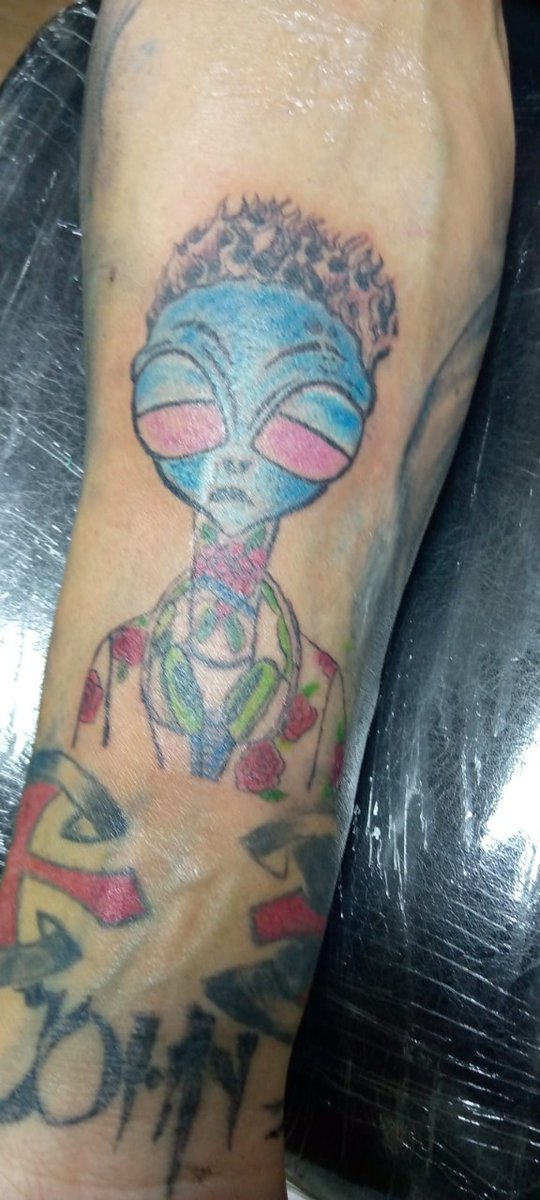 CoolMan49513678's tweet photo. Finally got my @alienplanetnft inked 🤝👽
-Art is fire
-Community is sick
-Bullish on team and business behind the project
-Excited about the partnerships built pre-mint
-Minting and holding for ever
#tattoo #inked #thealienplanet #iamalien https://t.co/2WlRlZ7sZd