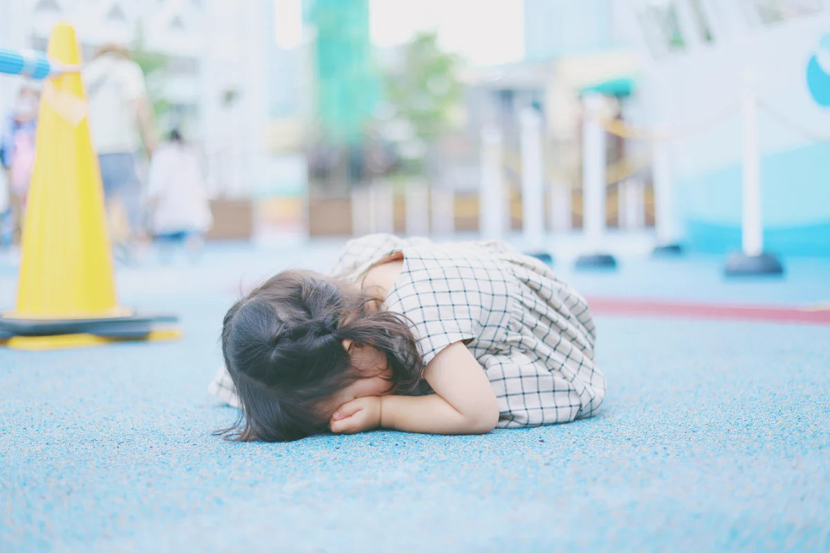 【悲報】遊園地にて「対象年齢3歳以上」に絶望する2歳