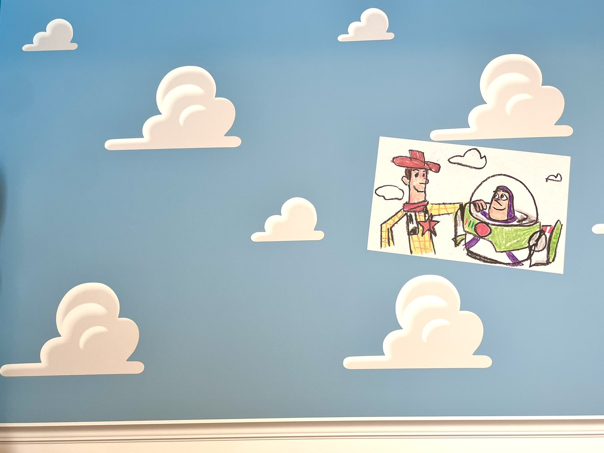 ばに ベッドの横にあるアンディが書いたイラスト 泣いちゃう クレヨンで一生懸命書いてるところとかちょっと紙が汚れてるところとか細かいところまで表現されてるのがすごい トイストーリーホテル T Co Mdd0bokcwu Twitter ばに ベッドの横にあるアンディが書いたイラスト 泣いちゃう クレヨンで一生懸命書いてるところとかちょっと紙が汚れてるところとか細かいところまで表現されてるのがすごい トイストーリーホテル T Co Mdd0bokcwu Twitter