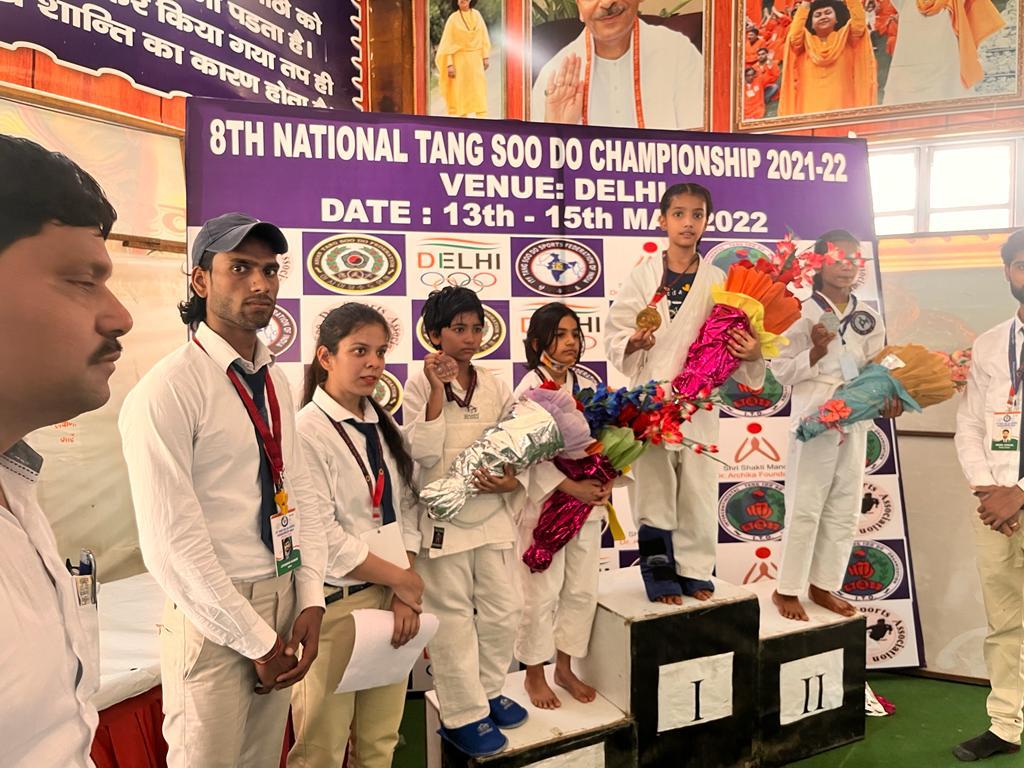 HaripalRawat1's tweet photo. कहते हैं, कुछ न करने के लिए बस  जुनून चाहिए,बस वही जुनून था दिल्ली में रह रही महज 12 साल की बिना पिता की बेटी ख्वाहिश की, ख्वाहिश ने 8th National TANG SOO DO 2021-2022 में जीत हासिल की।अगर आप सबका support रहा तो अमेरिका में  जौहर  दिखायेंगी @ArvindKejriwal  #khwahishkikhwahish https://t.co/ARZSp9yvt5