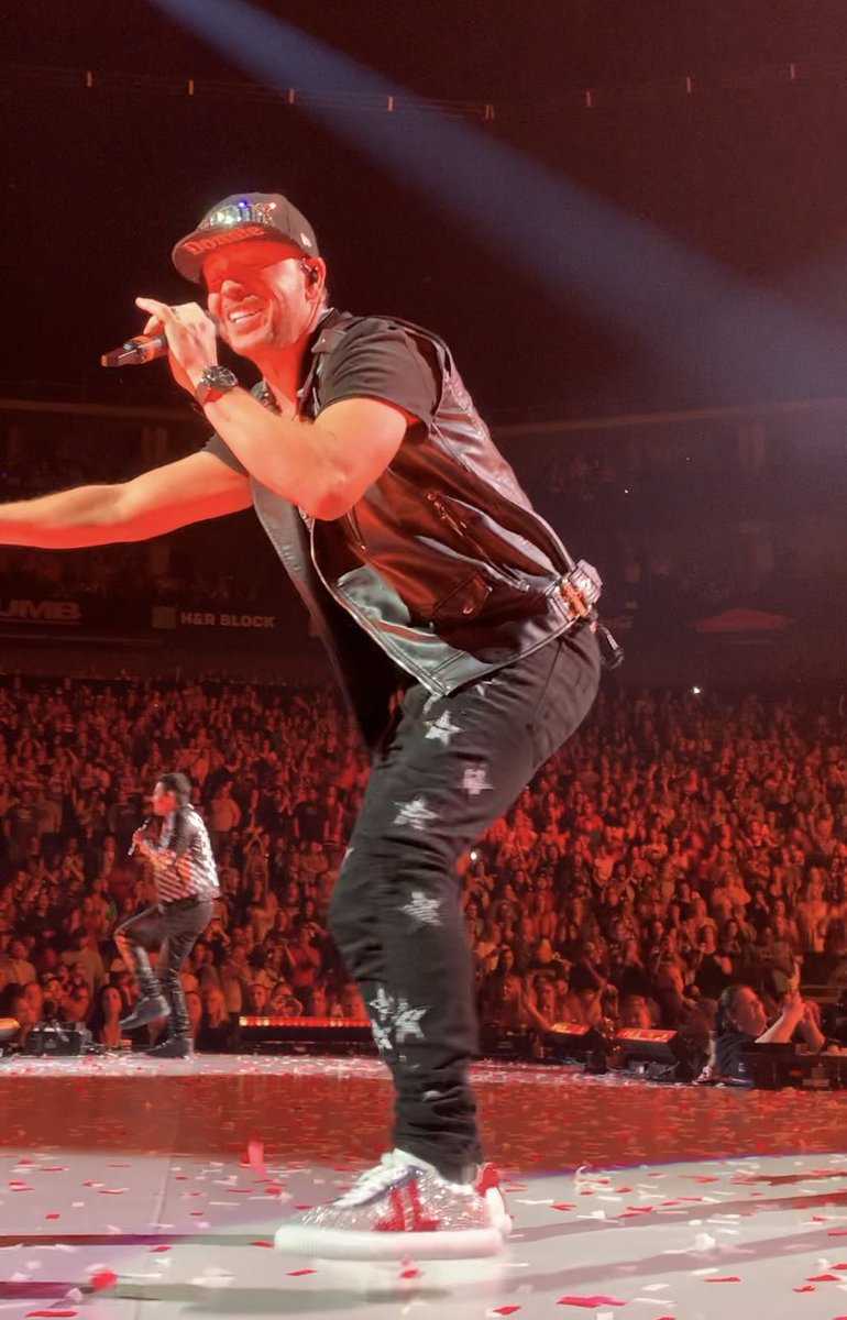 jmowarrior's tweet photo. Oh @DonnieWahlberg how I’ve missed that smile (and mallow, let’s be honest!) 😉My heart has never felt so full. ❤️ https://t.co/2ZuR3Sjnw9