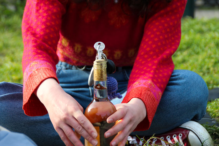 Wijntjes in de zon: van 't beste. Maar je bent een kurkentrekker vergeten en te lui om terug naar je kot te keren. Wat doe je? Wij hebben de beste tips van het internet voor u uitgetest. 

schamper.ugent.be/editie/633/art…