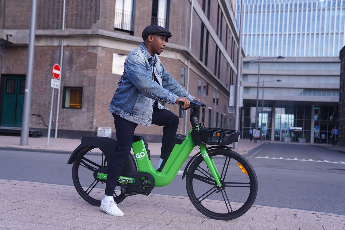 OrbeaErnie's tweet photo. Misschien ben ik in de verkeerde tijd geboren, maar ik snap niets van het illustere merk GO, dat mijn geliefde Faunabuurt in Almere volledig volgekwakt heeft met electrische fietsen en scooters in KPN-groen, die lopen te wachten op... ja, op WAT eigenlijk. #WachtenopGodot #f*ckme https://t.co/60GRusQheA