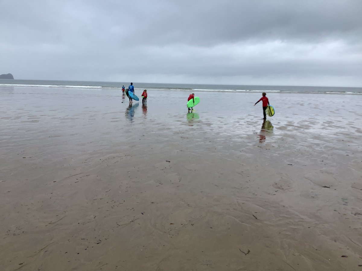 llanrhidianp's tweet photo. 2nd group are ready and practising 🏄‍♀️ Very proud of our ambitious pupils ☀️ not just developing their surf skills but developing their confidence and resilience 🏄‍♂️ @surfschoolwsf #LlanHealth #LlanCom #LlanFun https://t.co/9vzWYfuOKa