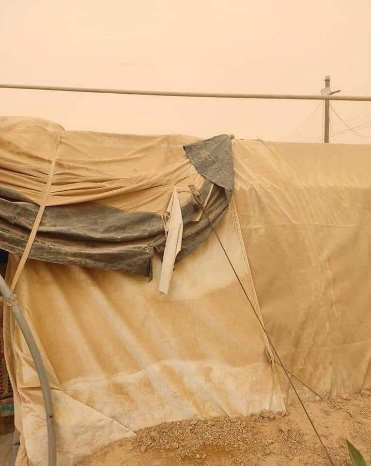 When we talk about #Sandstorm in Iraq and we are safe inside our homes, we should never forget the #displaced #refugees families in the camps who have no shelters and walls to protect them . This is how they suffer during the storm that swept the country. #ClimateCrisis
