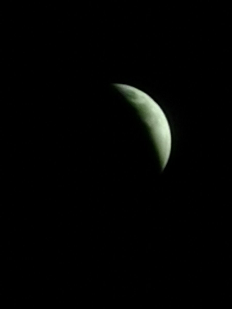 neburc27's tweet photo. Así la Luna después del eclipse  #LunarEclipse #LunaDeSangre #BloodyMoon https://t.co/1LWaf1Dztl