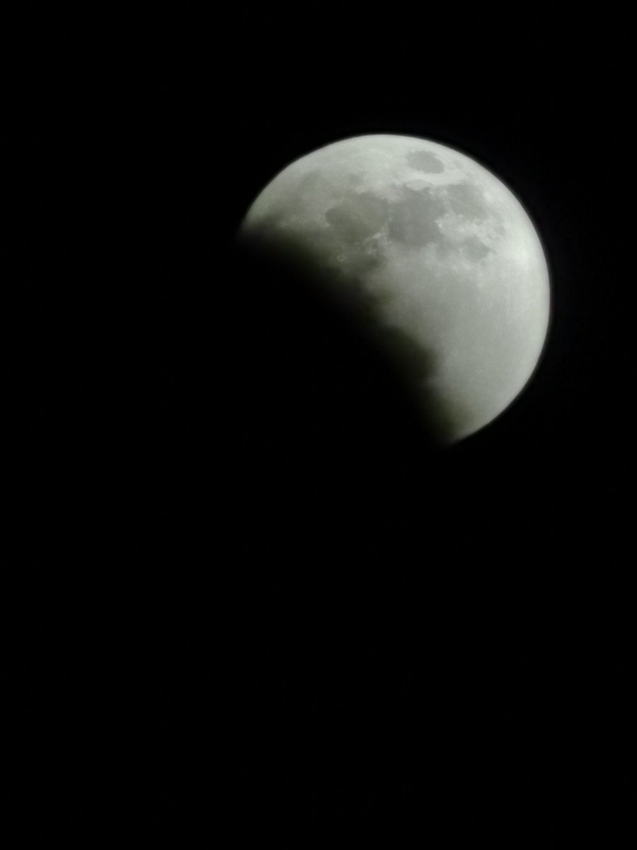 neburc27's tweet photo. Así la Luna después del eclipse  #LunarEclipse #LunaDeSangre #BloodyMoon https://t.co/1LWaf1Dztl