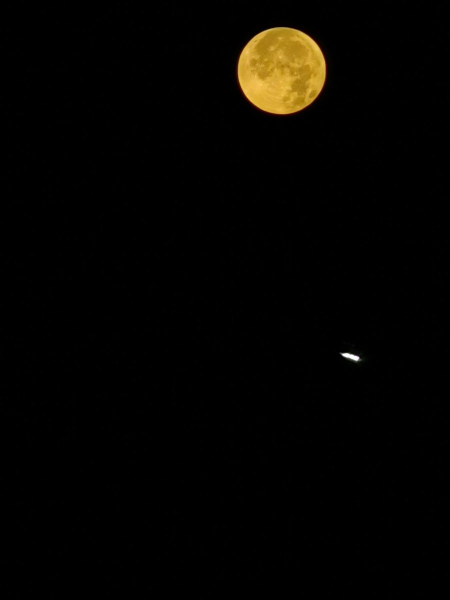 neburc27's tweet photo. Así la Luna después del eclipse  #LunarEclipse #LunaDeSangre #BloodyMoon https://t.co/1LWaf1Dztl