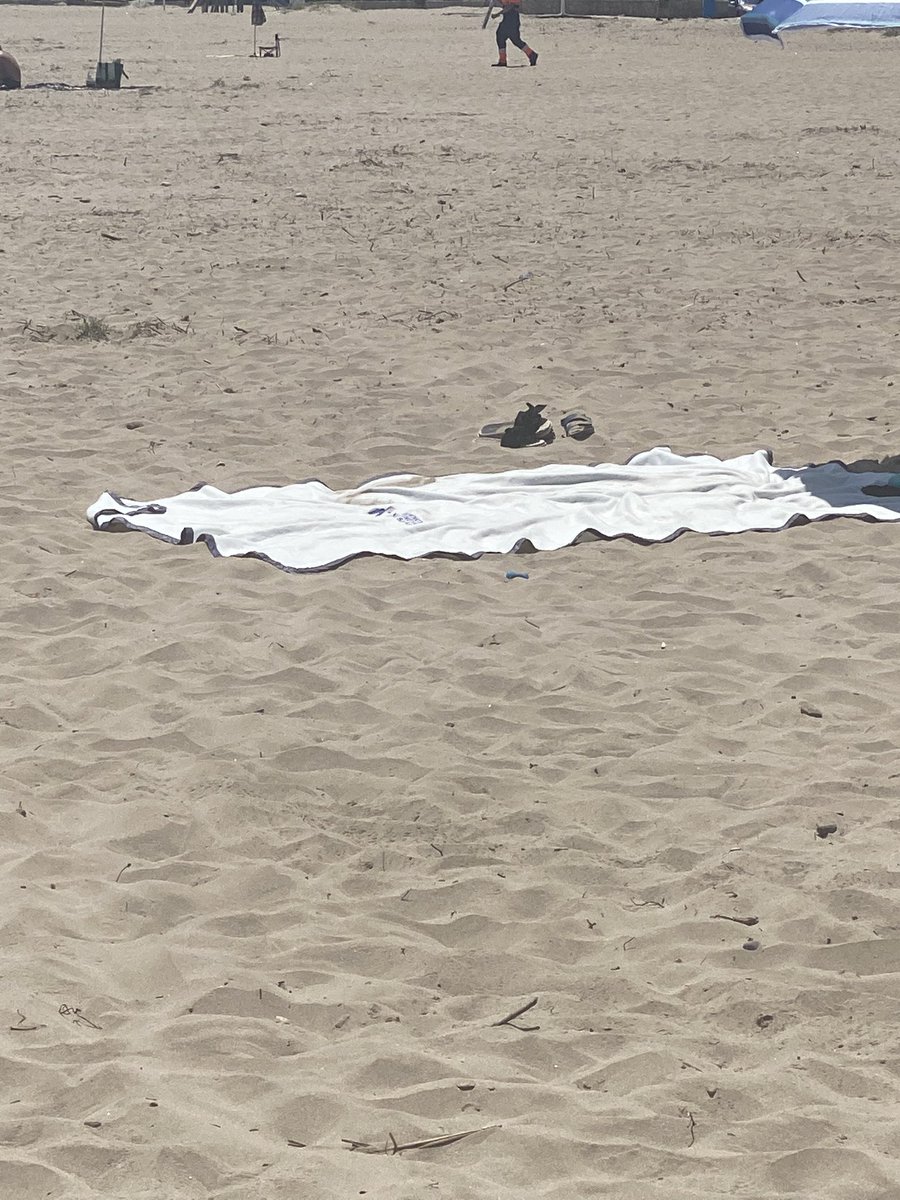 La gente no deja de sorprenderme, que mejor complemento que una manta de la conselleria sanidad para traer a la playa como toalla?? #sanidad #emergencias #enfermeria #playa