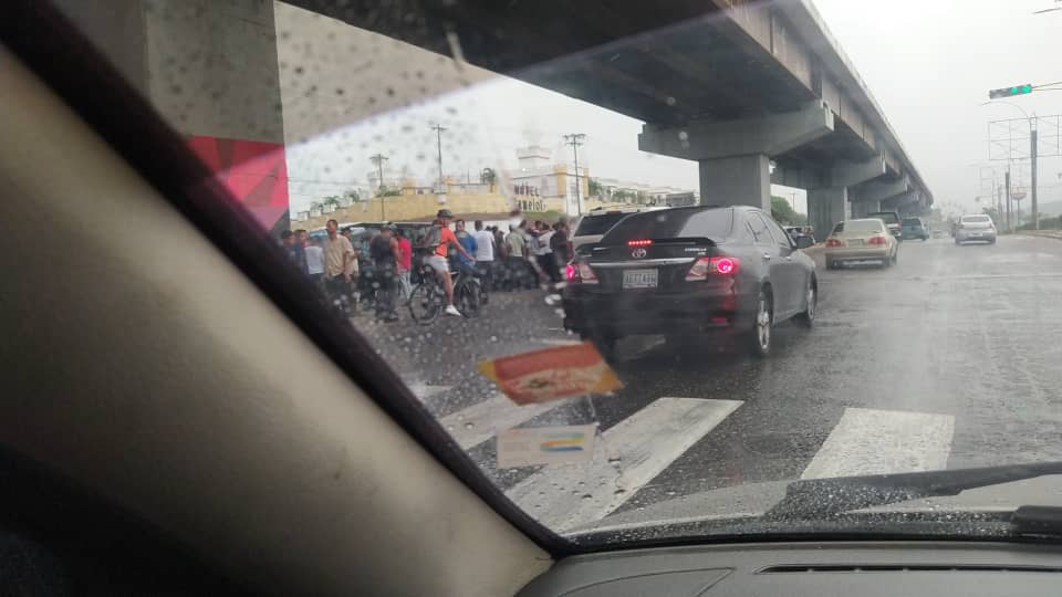 TortoleroFM's tweet photo. #ULTIMAHORA🚨 

Nos informan que en estos momentos los transportistas tienen cerrada la intercomunal de Guarenas a la altura de PALL por la falta de gasoil, segun su informacion... https://t.co/ZnuD23eyTl