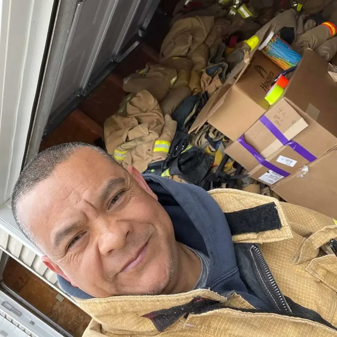 FDLfirefighters's tweet photo. Edgar goes above and beyond to help firefighters all over the world! Proud to have Edgar as one of our own 🙂 

We help more than our own community, we are here for EVERYONE!

#FDLFIREFIGHTERS https://t.co/utGfQgAZN3