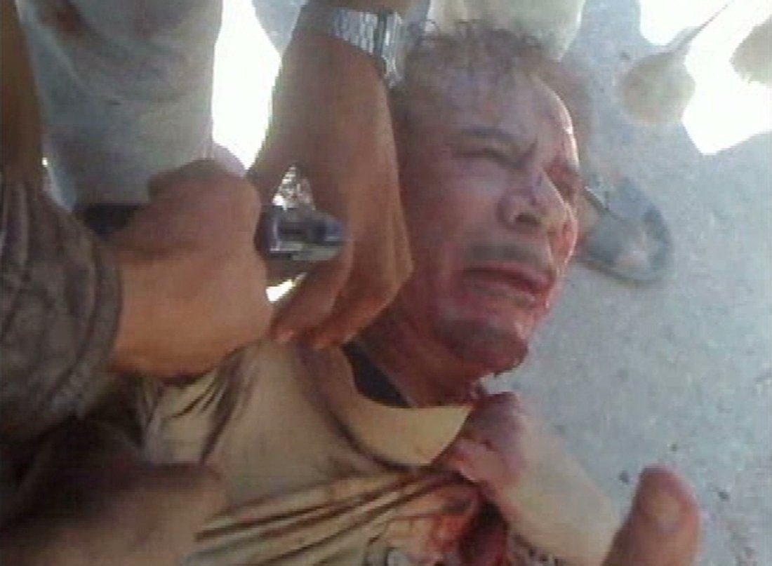 Gaddafiwasright's tweet photo. @piersmorgan @FoxNews لقد قتلت الولايات المتحدة بشكل غير قانوني دليلنا المجيد العقيد القذافي. سوف يدفع الغرب ثمن هذا العمل غير المقدس! https://t.co/UajAZHcJqr
