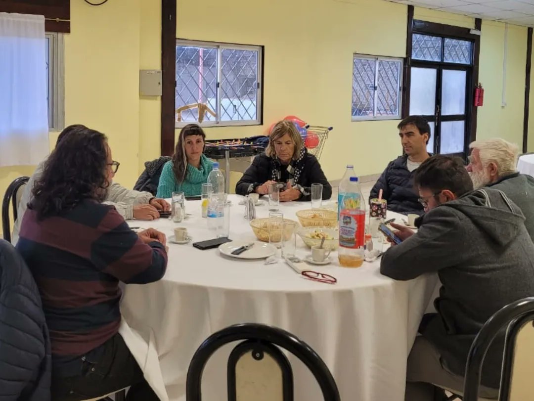 EriPereyraVL's tweet photo. Cerré el recorrido con la Cooperativa La Estrella en #CincoSaltos charlamos con lxs trabajadorxs sobre como seguir fortaleciendo y acompañando desde @inaesarg 

#INAESfederal 🇦🇷
#INAEScerca https://t.co/gcI4L70SxY