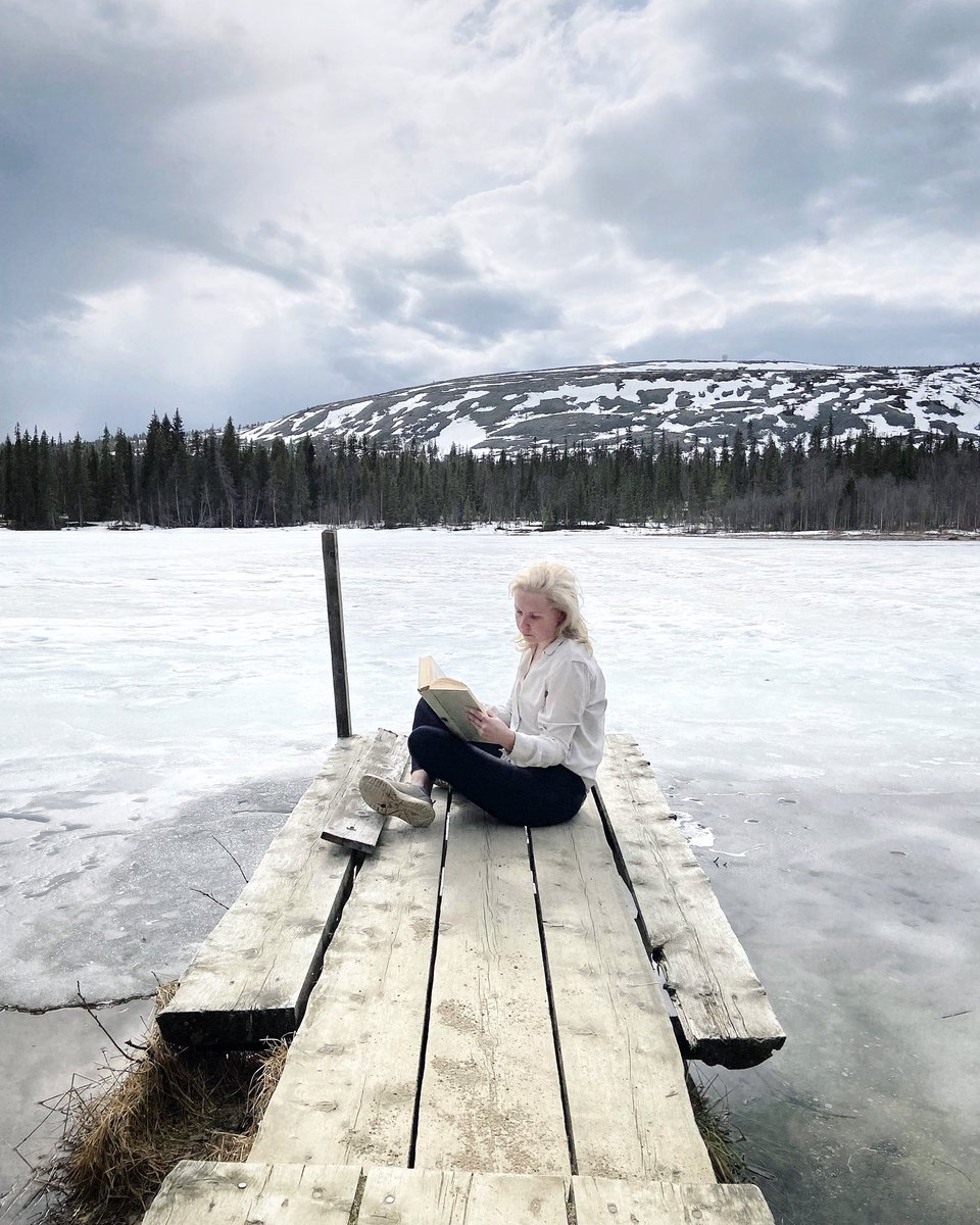 Rakastan lukemista, aina ja kaikkialla. Vaan tässä sitä olisi saattanut viipyä ikuisuuksiin.
