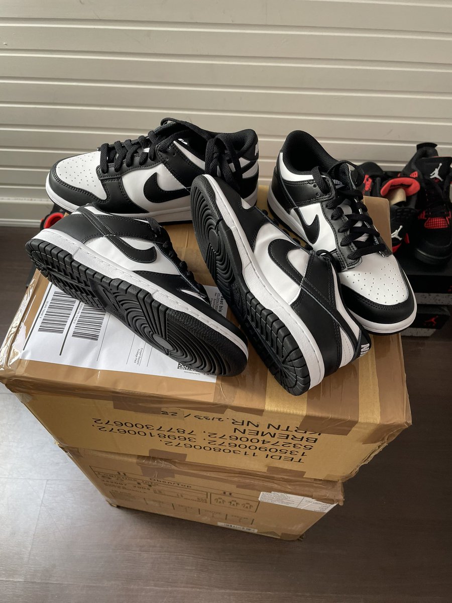 Msolo0125's tweet photo. Get some pairs of Nike dunk panda #shipping https://t.co/QvdjeAudPX