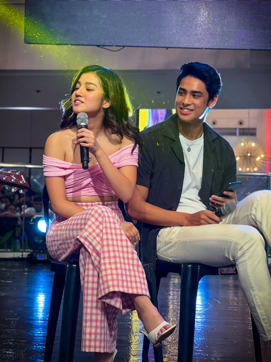 LaranoViktor's tweet photo. Anong song ang naririnig mo? 🫧 https://t.co/Td5NtENons