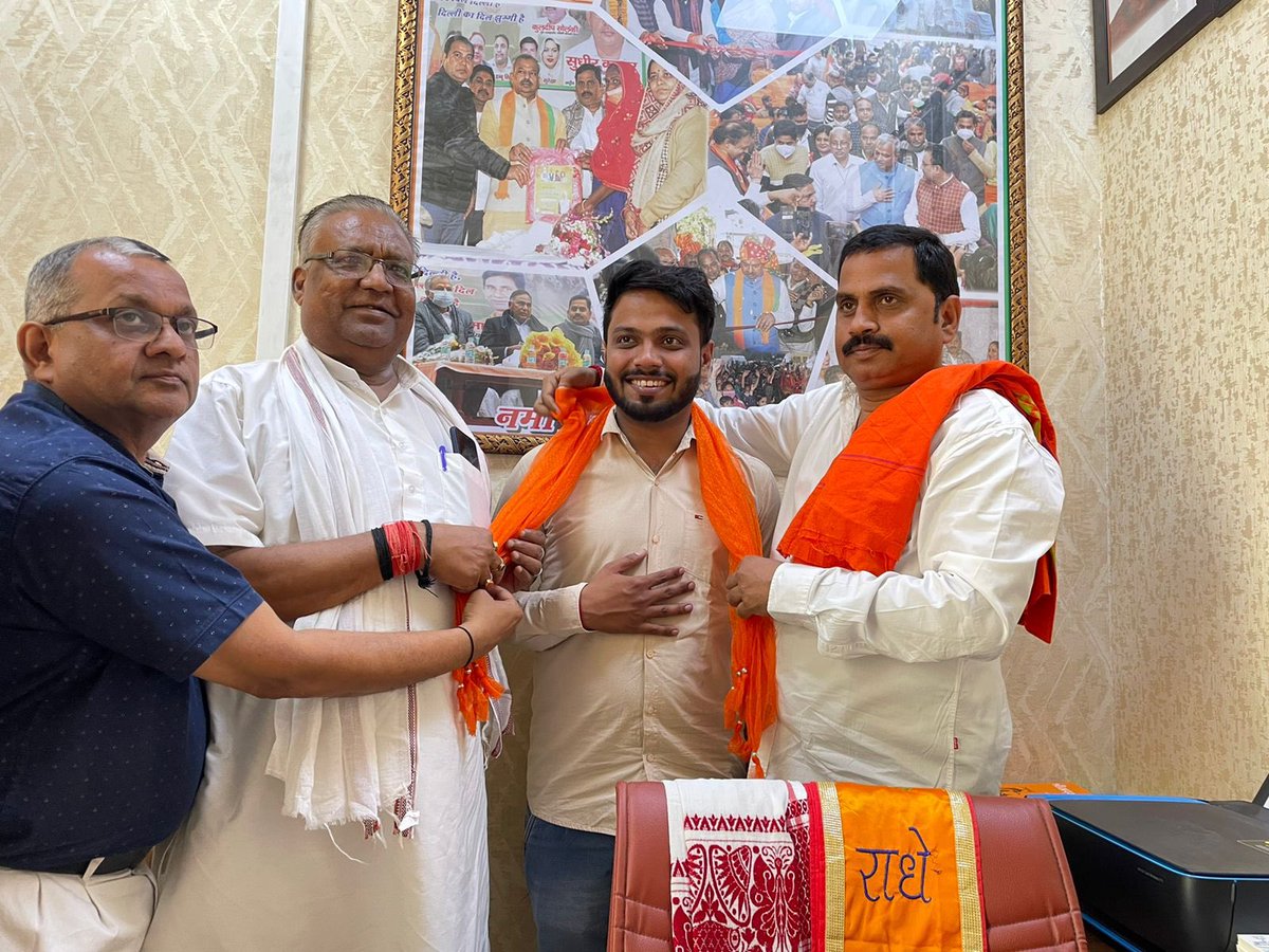 sudhirkumar0106's tweet photo. केजरीवाल को उखाड़ेंगे दिल्ली के युवा

पश्चिमी जिला के भाजयुमो सीतापुर मण्डल अध्यक्ष युवा नीरज दीक्षित जो केजरीवाल के आवास पर हुए संघर्ष में अपने 8 साथियों के साथ जेल चले गए थे जिन्हें 14 दिनों बाद रिहा किया गया

सुधीर कुमार
सहसंयोजक,जेजे सेल भाजपा 
सहसंयोजक,��मो सेवा केंद्र,दिल्ली https://t.co/XBzDgIm14C