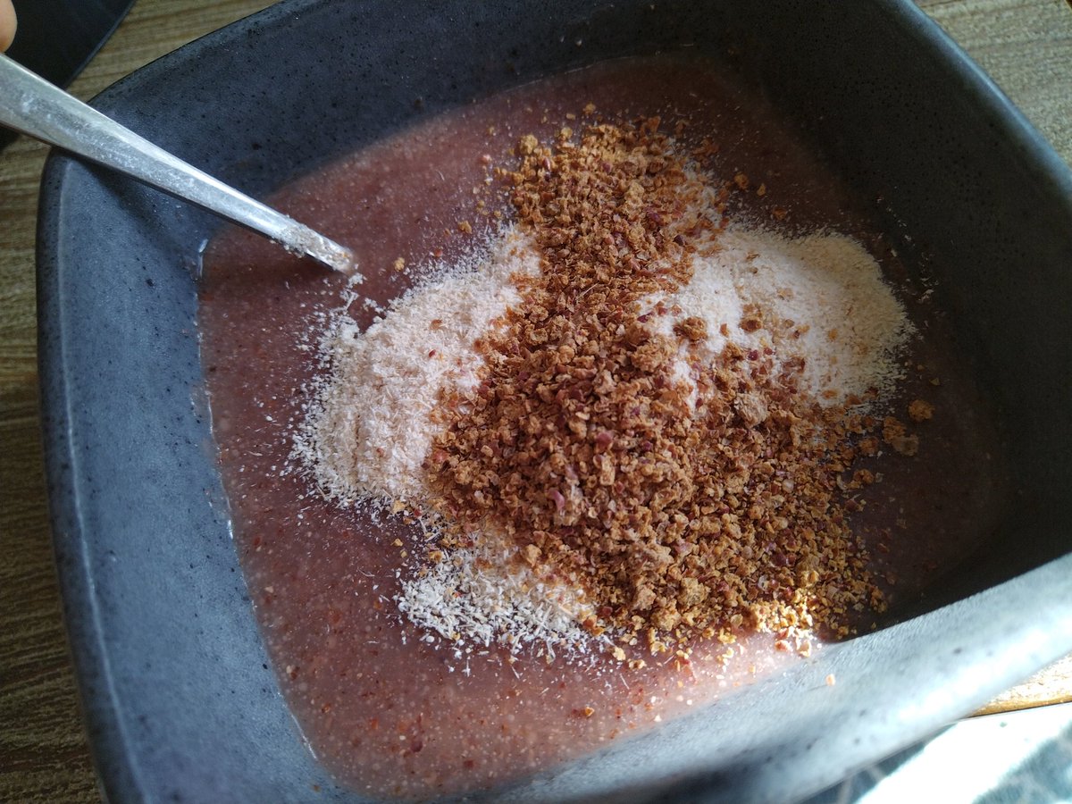 SabzerAzoh's tweet photo. Sorghum soft porridge, Moringa grounded root powder, red dried grounded apple peels, wild🍯and lime.

This mixture protects the liver against damage caused by anti-tubercular drugs and can quicken its repair process. This mixture also suppresses the development of cancer cells... https://t.co/NhJJ9ZHxM7