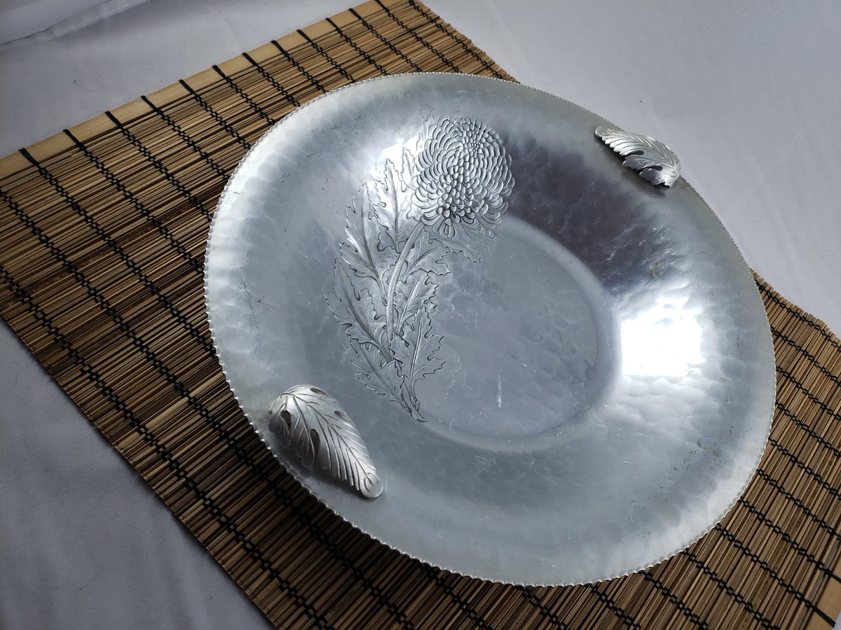 atticesoterica's tweet photo. Vintage Continental Silverlook Hand Wrought 715 Silver Tone Aluminum Ornate Round Display Bowl Leaf Handle, Textured Rim Floral Motif Center https://t.co/K4C1mvfDGR #AtticEsoterica #Antiques #BestOffer #Curios #Vintage #Collectibles #Silverlook https://t.co/usx2fi1RPM