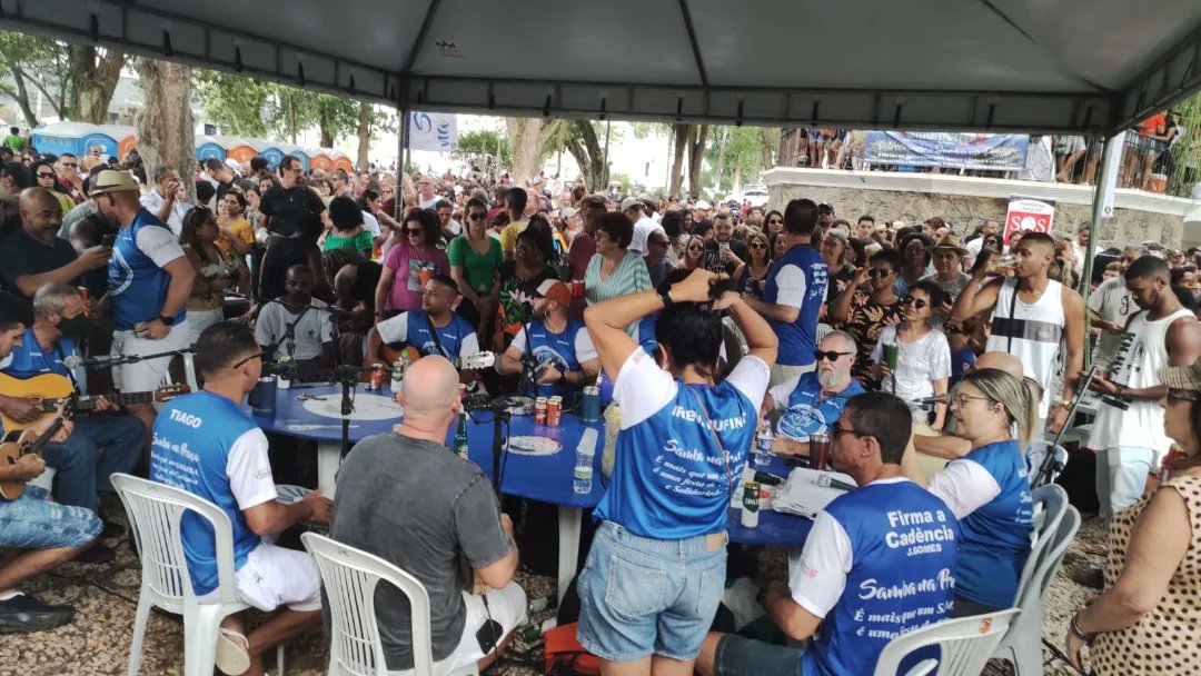 zemariarj's tweet photo. Um salve à cultura popular,  é sempre uma alegria estar no Samba na Praça em Campos!
#ZeMariaRangel #ZePeloInteiror #SambaNaPraça  #PraçaDoLiceu #CamposDosGoytacazes #CulturaPopular #SalveOSamba #Resistencia https://t.co/6BO0fgjOE4