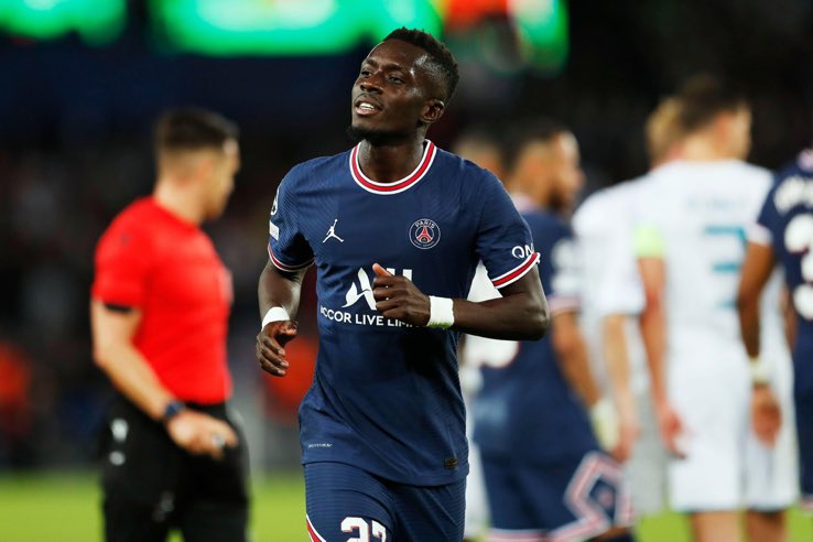 hamsik_bh1's tweet photo. Idrissa Gueye signed a contract to play football not to promote some peoples sexuality that his religion forbids. Respect his opinion and stop attacking the guy for refusing to promote LGBTQ+ colors. #IdrissaGueye🇸🇳 https://t.co/KdIEJys42u