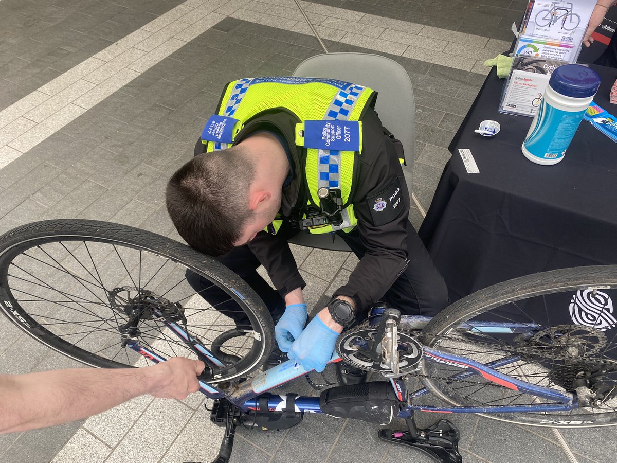 thewildmeadow's tweet photo. Thank you @BTPBhm @bikeregister @BirminghamNewSt for keeping us safe with such a smile! You guys are awesome! #KindnessMatters #markitlockit #bikepacking #cyclecommute #cycling #btp #britishtransportpolice #Birmingham https://t.co/br8bX9eHQK
