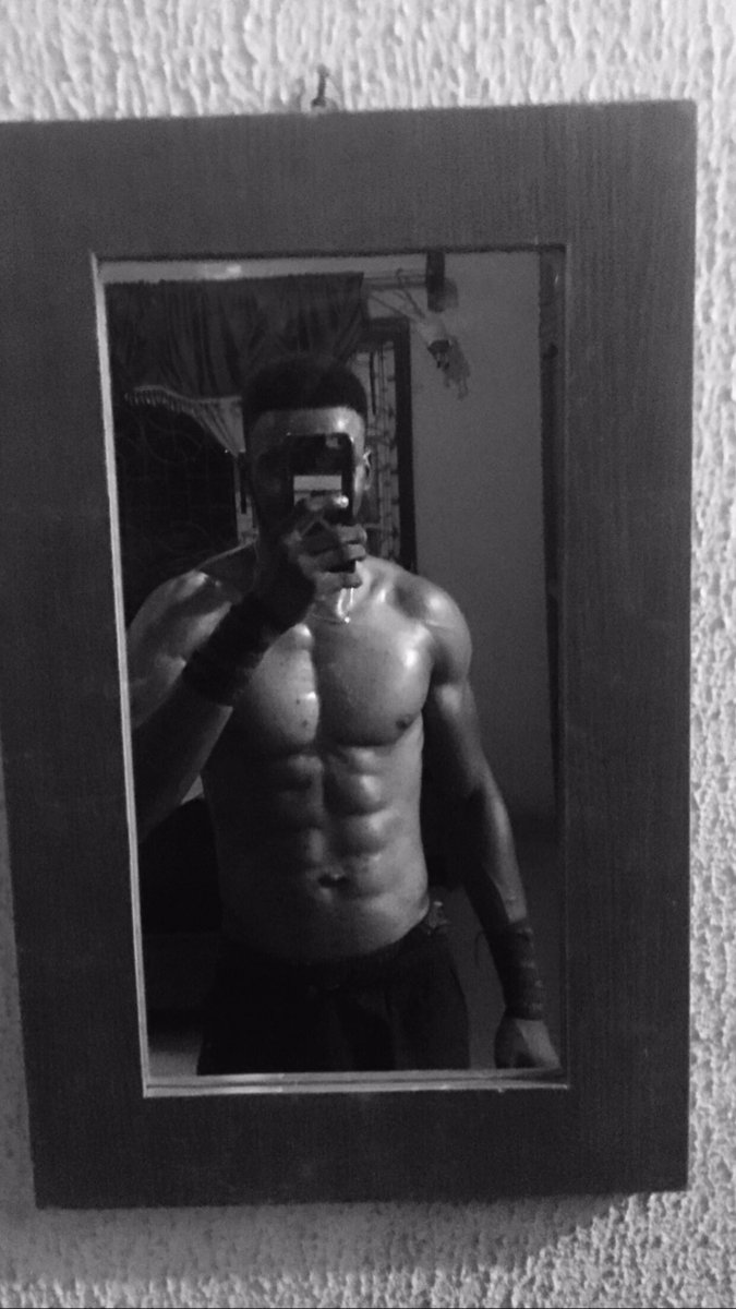 ambitiousjunky's tweet photo. @ambitiousjunky 😂💪🏽 https://t.co/4WJ13RdAri