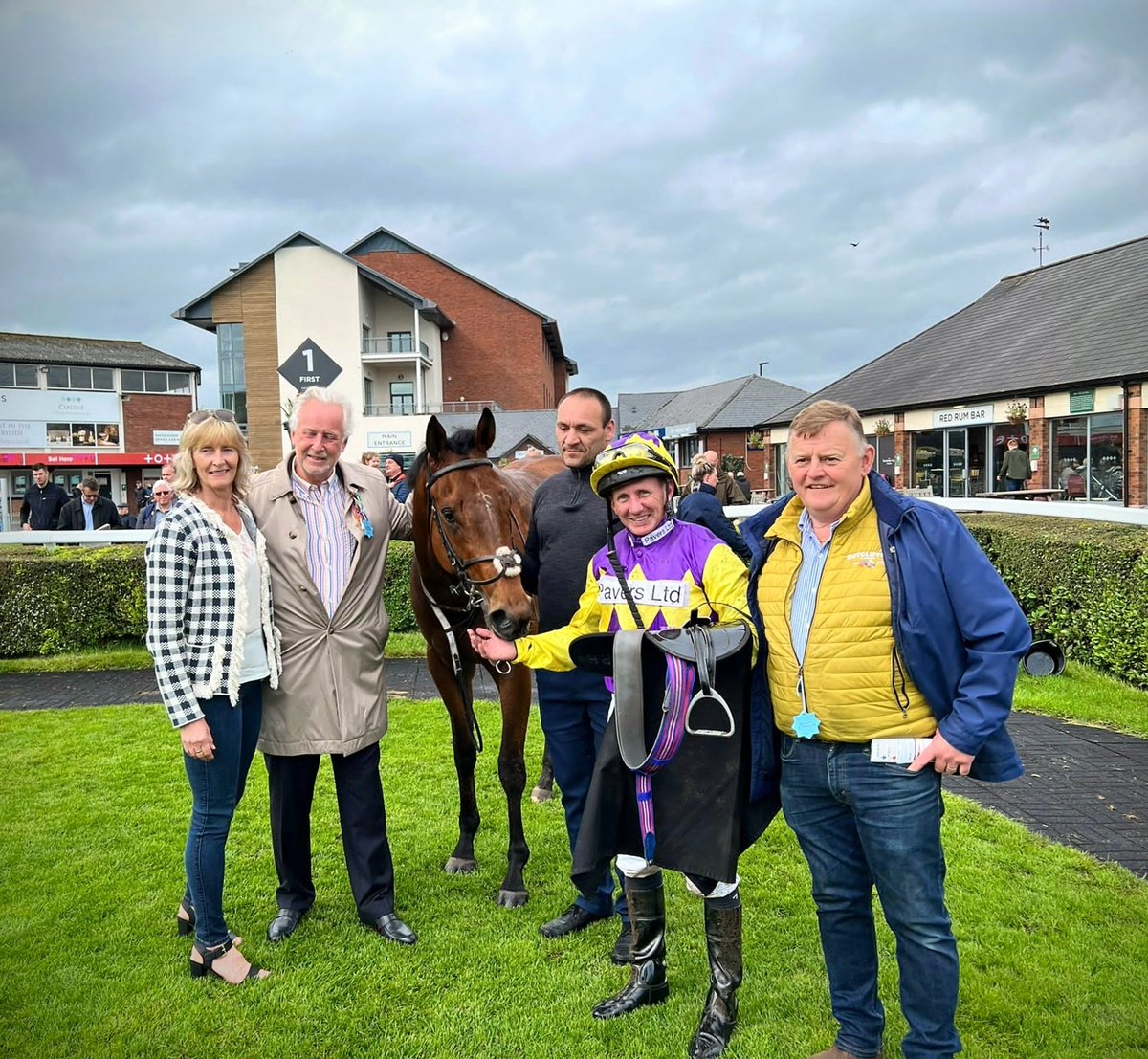 RichardFahey's tweet photo. Time to get up ⏰️🐎! TIME TO RUMBLE thunders home to run out the eventual easy victor at Carlisle 🟣💪🟡! Maiden tag gone👌! Many congratulations to owners The Good Bad Ugly And Deaf, jockey Paul Hanagan and to winning groom Slav Nadrak 👏👏😎! Onwards 🚀!
#win28
#Thunderous https://t.co/yyIjviruSm
