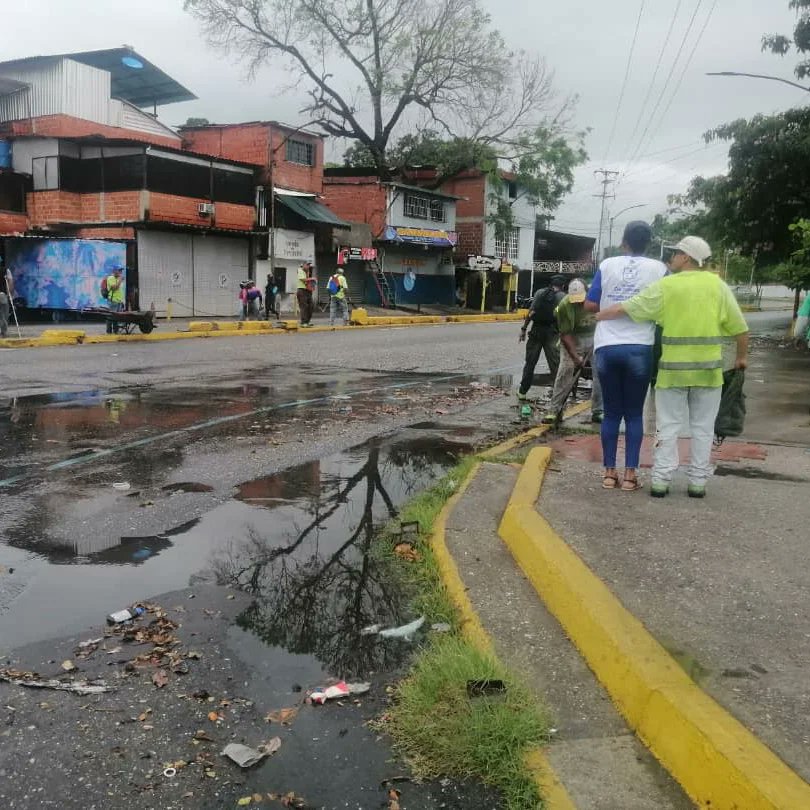AlcaldiaZamoraO's tweet photo. Alcaldía de Zamora realizando labores de limpieza en la Avenida Antonio Machado. Continúan los trabajos de embellecimiento del municipio. https://t.co/c6CXjUbcKN