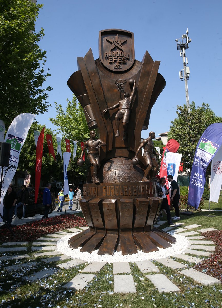Anadolu Efes'in EuroLeague şampiyonluk anıtı açıldı.