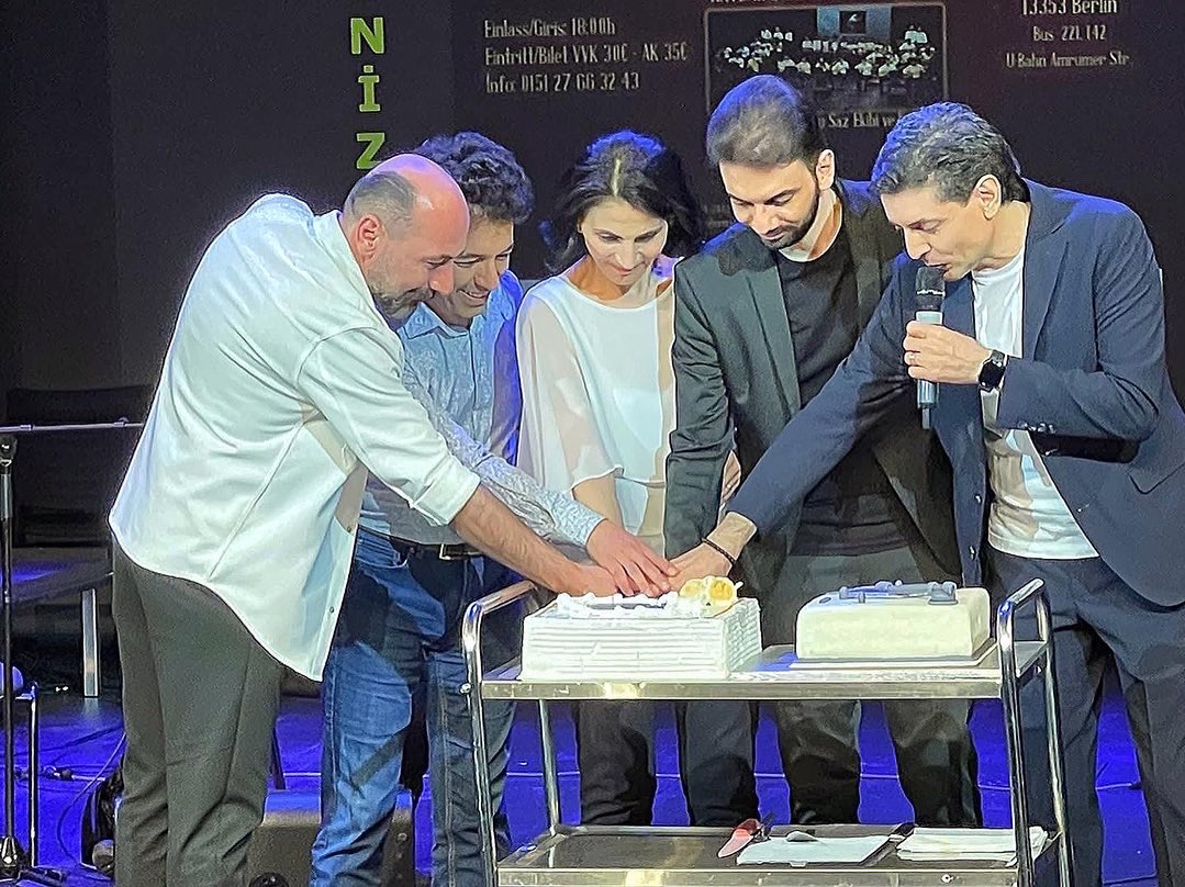 baglamaokulu's tweet photo. Kıymetli sanatçılarımız Oğuz Aksaç ve Hüseyin Uğurlu ile Merdan’ın “Ahenk” adlı albümünün pastasını kesiyoruz, hayırlı uğurlu olsun… 
#merdansahin #oguzaksac #huseyinugurlu #sahinbaglamaokuluberlin @oguzaksac @HUgurluOfficial @baglamaokulu @eke62 https://t.co/i5btQArqa0