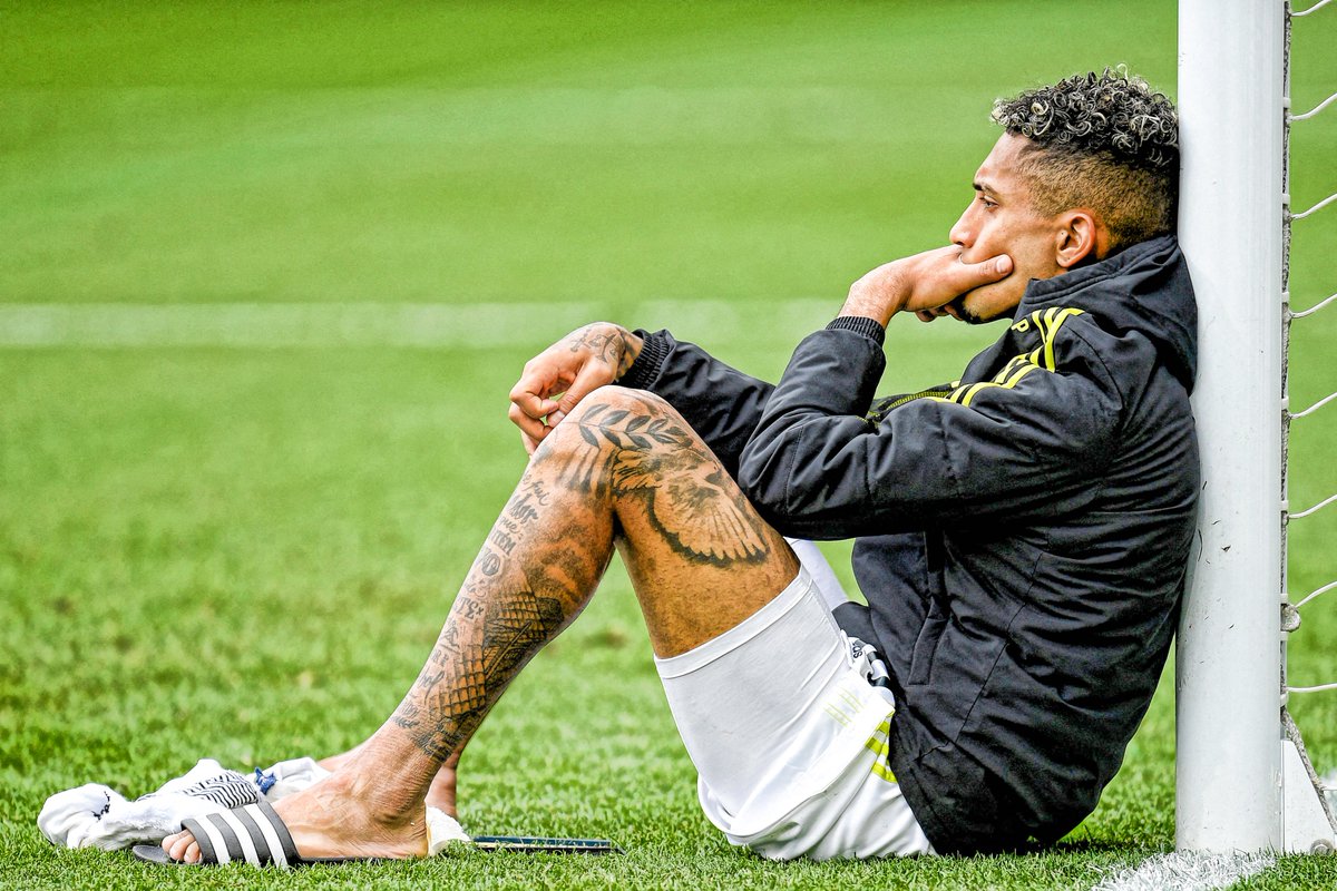 101greatgoals's tweet photo. We all need a friend like @Kalvinphillips 🤝

#LUFC https://t.co/n7MHfc3WCX
