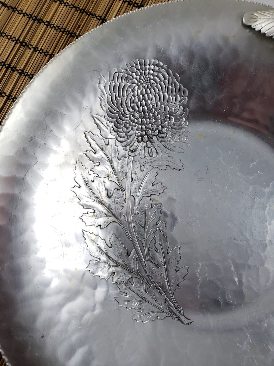 atticesoterica's tweet photo. Vintage Continental Silverlook Hand Wrought 715 Silver Tone Aluminum Ornate Round Display Bowl Leaf Handle, Textured Rim Floral Motif Center https://t.co/K4C1mvfDGR #AtticEsoterica #Antiques #BestOffer #Curios #Vintage #Collectibles #Silverlook https://t.co/usx2fi1RPM