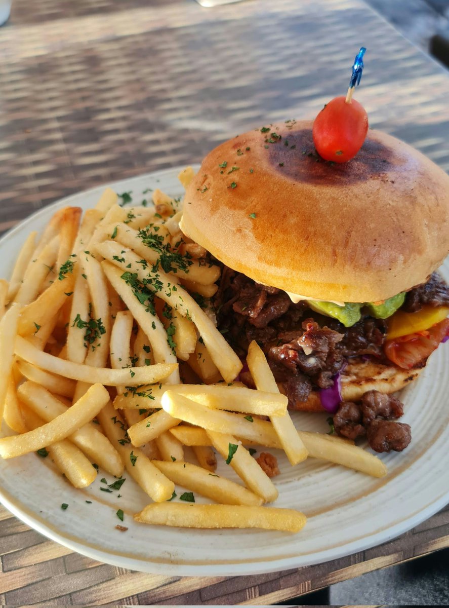 GuamFoods's tweet photo. Bulgogi Burger at The Beach Bar 
#guam #food #beach #BBQ #bulgogi #Burger #Bar #fries # https://t.co/8WZYz1OwB0