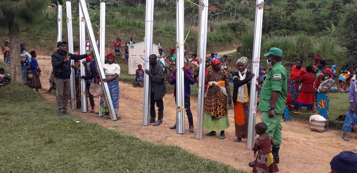 KamubugaS's tweet photo. @GakenkeDistrict hagamijwe gukemura ibibazo bibangamiye imiberehe myiza y'abaturage @KamubugaS imiryango 20 ashyikirizwe amabati 600 yo gusana inzu zo kubamo @NizeyimanaJmv13 @NyirarugeroD @MushaijaGeoffr3 @minaloc @RwandaSecurity https://t.co/bBrcocMS9Q