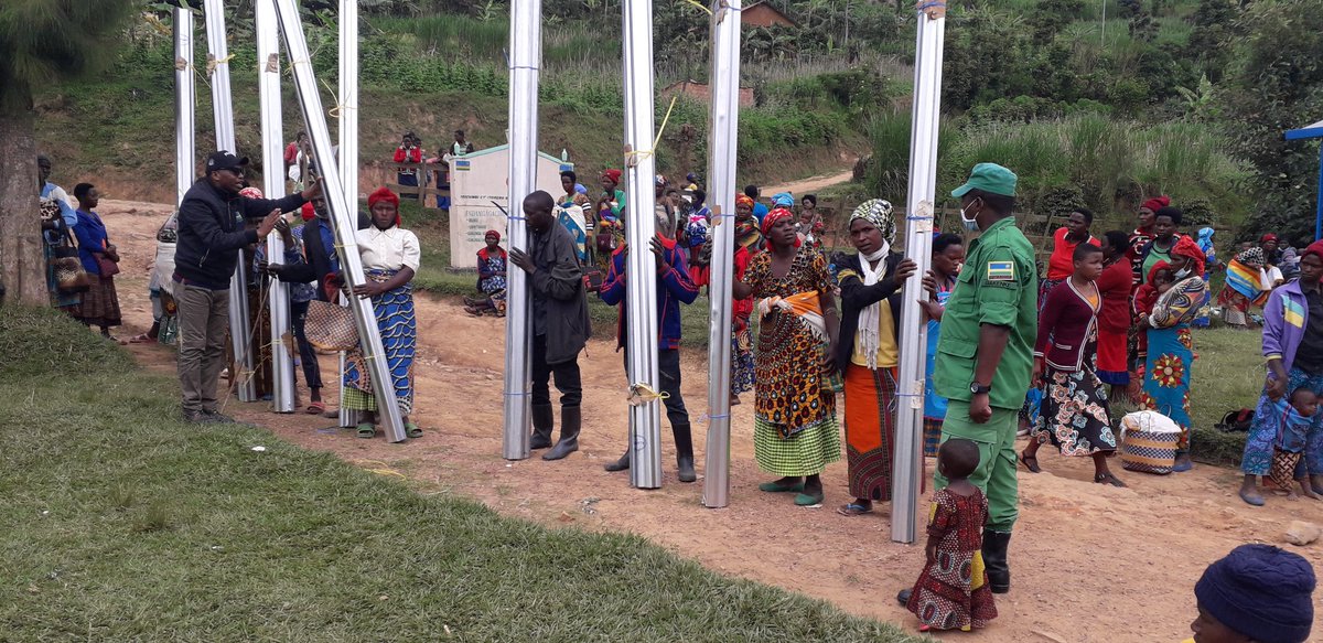 KamubugaS's tweet photo. @GakenkeDistrict hagamijwe gukemura ibibazo bibangamiye imiberehe myiza y'abaturage @KamubugaS imiryango 20 ashyikirizwe amabati 600 yo gusana inzu zo kubamo @NizeyimanaJmv13 @NyirarugeroD @MushaijaGeoffr3 @minaloc @RwandaSecurity https://t.co/bBrcocMS9Q