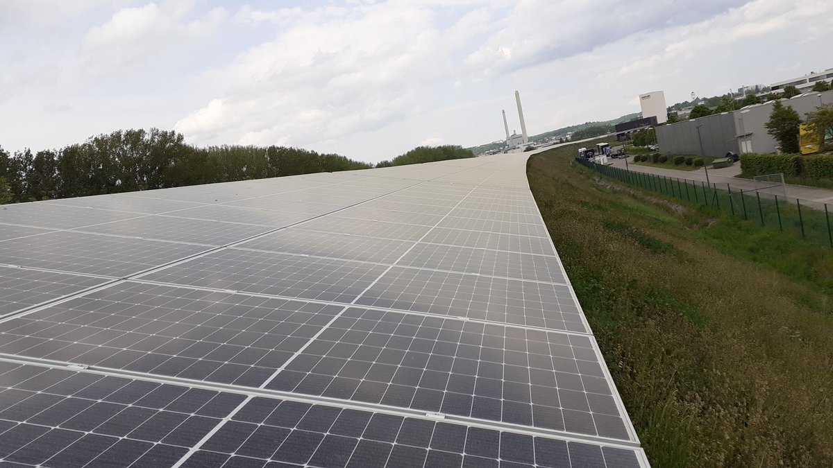 LEA_Stuttgart's tweet photo. Am 12.5. waren wir auf Exkursion zur #PVAnlage auf dem Lärmschutzwall an der A81. Die Anlage ist ein interessantes Beispiel wie lokale Akteure #grüneEnergie und Lärmschutzinfrastruktur verbinden können. Danke, Stadtwerke #Sindelfingen und Stadtwerke #Böblingen! https://t.co/ByPFcFwJBX